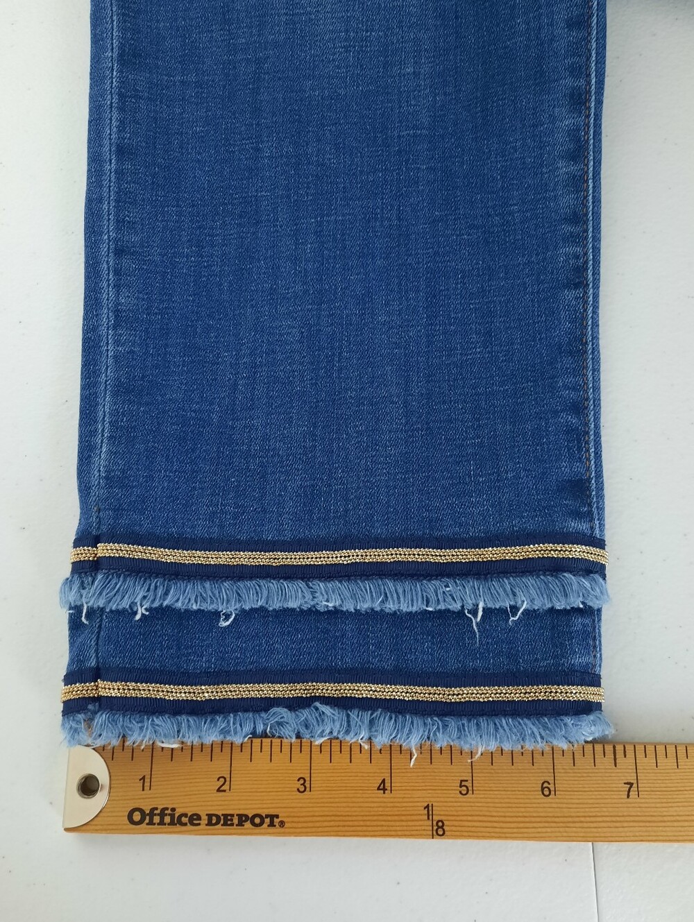 Chico's Embellished Raw Hem So Slimming Girlfriend Slim Leg Crop Jeans size 10 - Picture 15 of 15